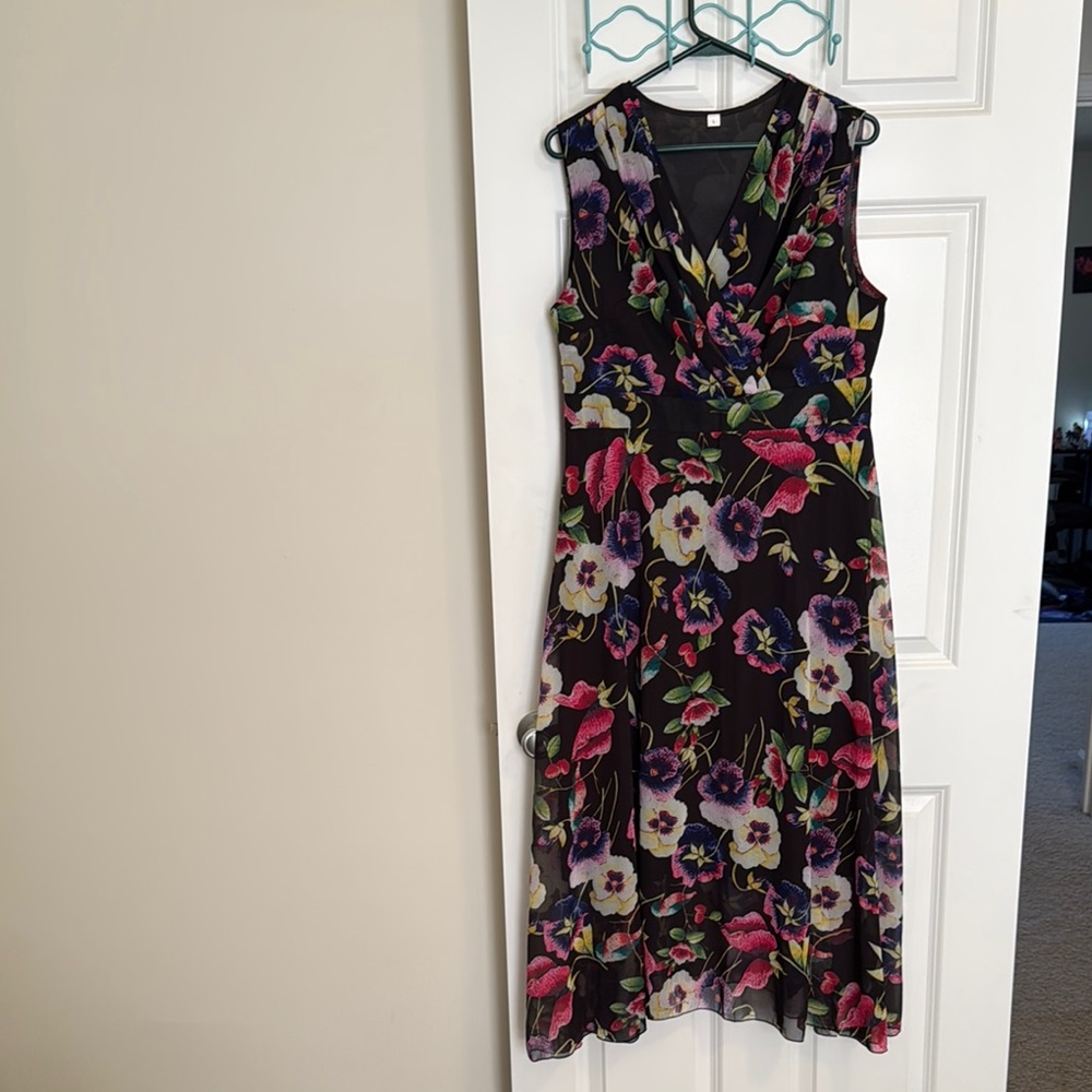 Elegant Black and Pink V-Neck Sleeveless Maxi Dress